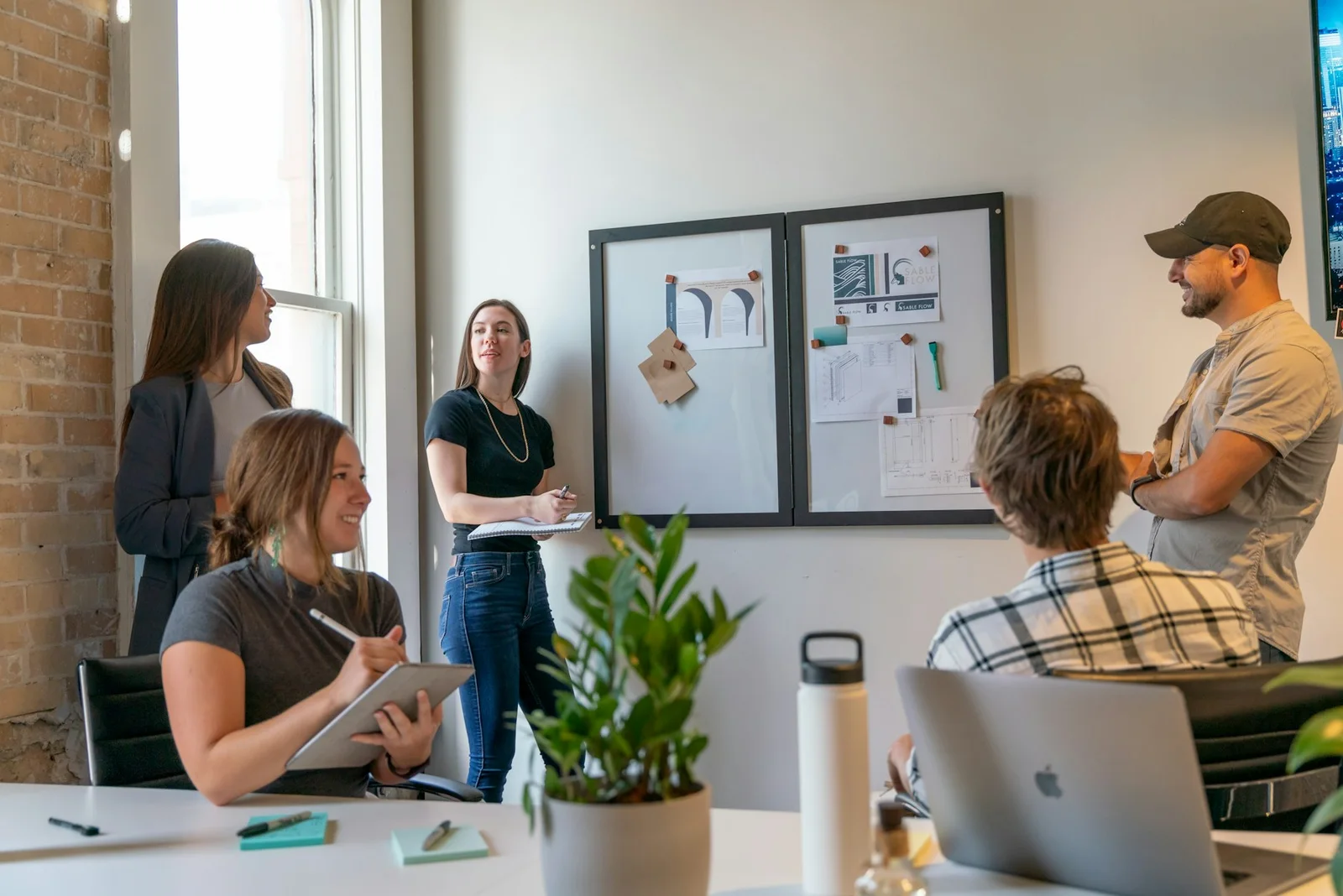 Équipe réunie autour d’une table lumineuse pendant une séance de travail collaboratif