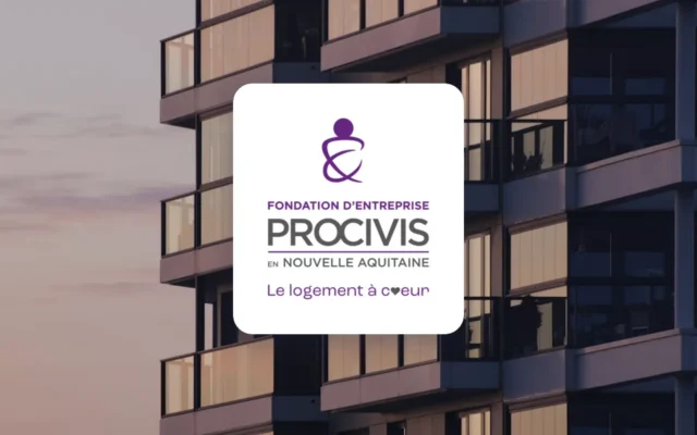 Logo de la Fondation PROCIVIS Nouvelle Aquitaine devant un immeuble résidentiel au coucher du soleil