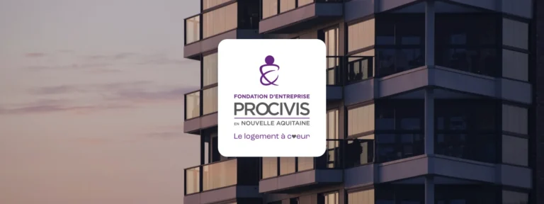 Logo de la Fondation PROCIVIS Nouvelle Aquitaine devant un immeuble résidentiel au coucher du soleil