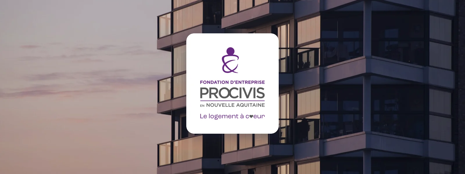 Logo de la Fondation PROCIVIS Nouvelle Aquitaine devant un immeuble résidentiel au coucher du soleil