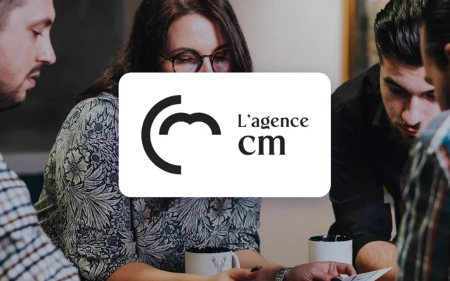 Logo de L’Agence CM sur une photo d’équipe au travail autour d’une table