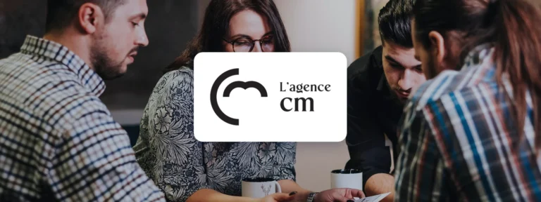 Logo de L’Agence CM sur une photo d’équipe au travail autour d’une table