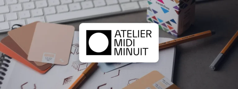 Logo de l’Atelier Midi Minuit sur un bureau de graphiste avec nuanciers et crayons